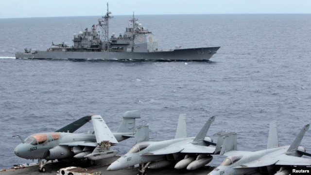 Ảnh tư liệu: Máy bay chiến đấu của Mỹ trên tàu sân bay USS George Washington, phía sau là tàu USS Cowpens ở Biển Ðông, tháng 9, 2010.