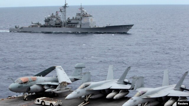 Chiến đấu cơ của Mỹ đậu trên tàu sân bay USS George Washington. Phía sau là tàu tuần dương có tên lửa dẫn đường USS Cowpens trong khu vực Biển Đông, 170 hải lý từ Manila (Ảnh tư liệu).