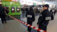 Polisi berjaga dekat lokasi penusukan seorang tentara Perancis di distrik komersial La Defense, di luar kota Paris (25/5). (AP/Remy de la Mauviniere)