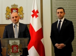 Ông Mindia Janelidze (trái), bộ trưởng Quốc phòng Gruzia mới được bổ nhiệm, phát biểu trong một cuộc họp báo ở Tbilisi, Gruzia, 5/11/2014.
