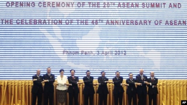 Presidents and prime ministers pose for a photograph during the opening ceremony of the 20th ASEAN summit and the celebration of the 45th Anniversary of ASEAN at the Peace Palace, in the Office of the Council of Ministers in Phnom Penh, April 3, 2012.