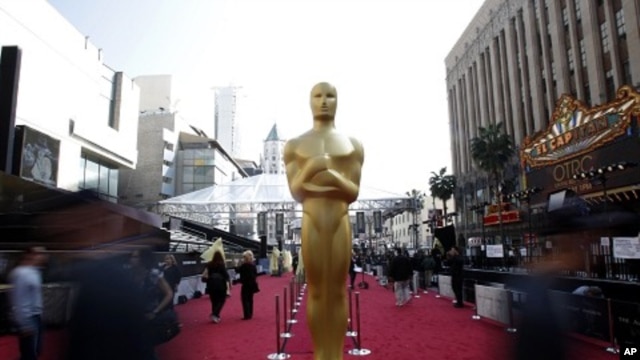 An Oscar statue is pictured on the red carpet arrival area during preparations for the 84th Academy Awards in Hollywood, California February 25, 2012.