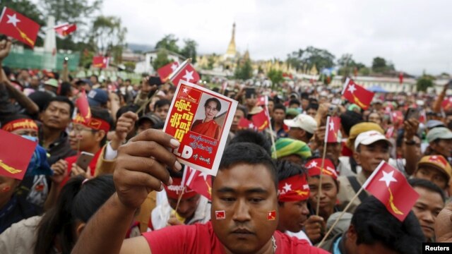 NLD ဥကၠ႒ ေဒၚေအာင္ဆန္းစုၾကည္ကို ႀကိဳဆိုေနၾကတဲ့ ဟိုပုံး ေဒသခံမ်ား။ (စက္တင္ဘာ ၆၊ ၂၀၁၅)