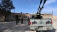 Các chiến binh Lực lượng Dân chủ Syria đi bên ngoài một nhà tù mà theo họ, thuộc về các chiến binh Nhà nước Hồi giáo, ở thị trấn al-Shadadi, tỉnh Hasaka, Syria, ngày 26/2/2016.
