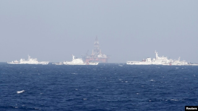 Các tàu tuần duyên Trung Quốc vây quanh giàn khoan Hải Dương 981 ở Biển Đông, cách bờ biển Việt Nam 210km. (Ảnh tư liệu)