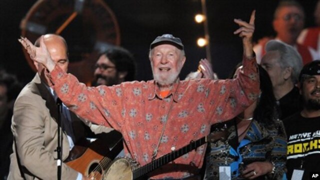 Sejak dekade 1940-an Pete Seeger (tengah) telah mempopulerkan lagu-lagu rakyat dalam dekade 1940-an, termasuk lagu yang tidak dikarangnya sendiri, “We Shall Overcome” yang berasal dari kalangan orang-orang kulit hitam. Ia juga menulis beberapa lagu terkenal bertemakan HAM dan protes anti-Perang Vietnam pada dekade 1960-an (foto: Dok).