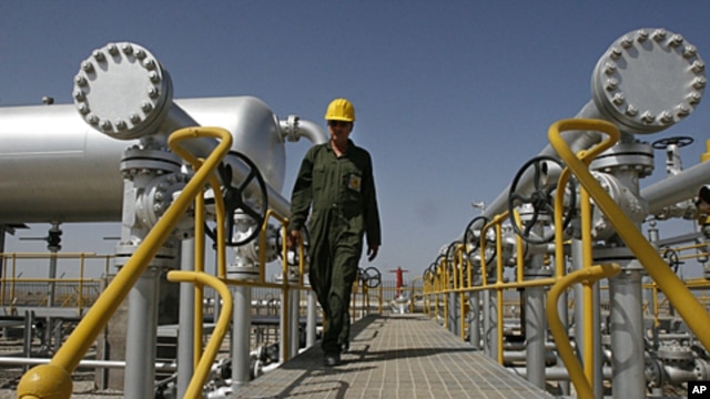 Iranian oil technician Majid Afshari makes his way at the oil separator facilities in Azadegan oil field, near Ahvaz, Iran, (File).