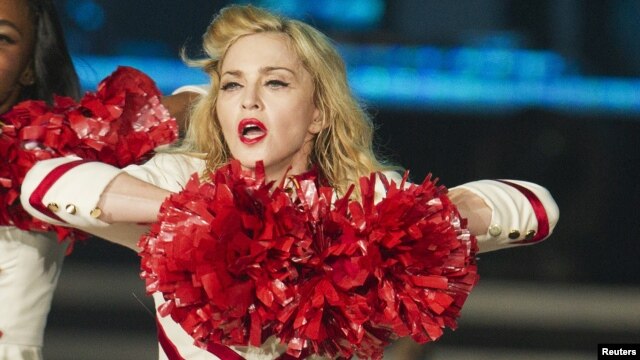 Al llegar con su gira  MDNA a EE.UU., durante su primer concierto en el Yankee Stadium de Nueva York, el pasado 6 de septiembre, Madonna entonó algunos apartes de la canción ‘Human Nature’, mientras se desvestía.