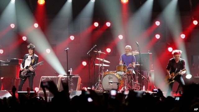 Ron Wood, Charlie Watts, và Keith Richards của ban The Rolling Stones trình diễn tại buổi hòa nhạc gây quỹ cho nạn nhân bão Sandy, ngày 12/12/2012.