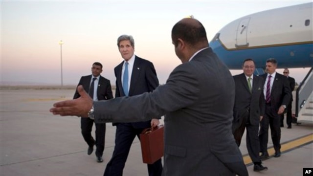 Ngoại trưởng Mỹ John Kerry đến Amman, ngày 26/6/2013.