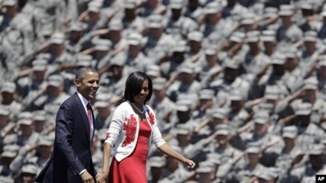 Presiden Obama dan Ibu Negara Michelle Obama mendapat penghormatan dari para prajurit AS di Fort Stewart, Georgia, Jumat (27/4).