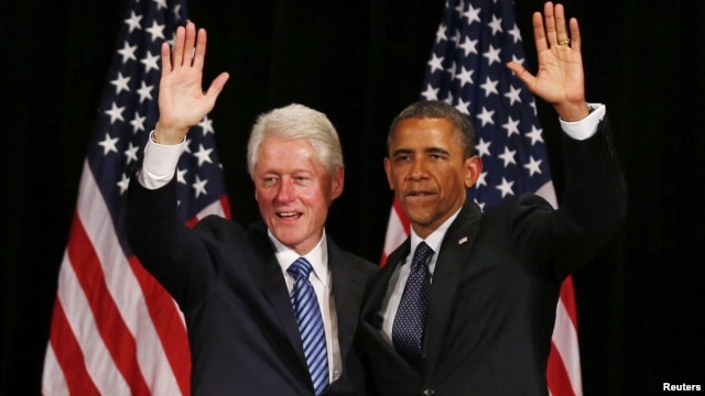 Clinton se comunica frecuentemente con Obama para hablar sobre la estrategia de la campaña.