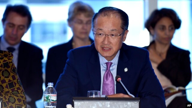 Chủ tịch World Bank Jim Yong Kim hy vọng ngân khoản bổ sung vào 400 triệu đô la đã gửi tới Tây Phi có thể là chất xúc tác giúp tăng nhanh số nhân viên y tế.