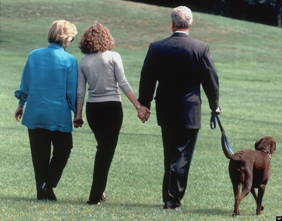 1998年8月18日，在克林顿丑闻声中，在克林顿夫妇人生的低潮时刻，女儿拉着父母的手，走向直升机，准备到外地度假