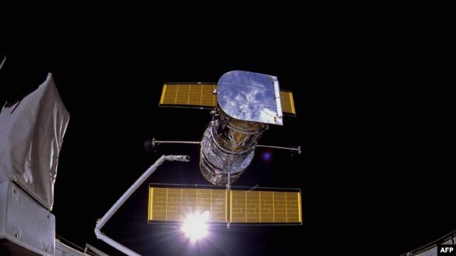 Tàu con thoi Discovery đưa viễn vong gian Hubble lên quỹ đạo ngày 24 tháng 4, 1990.