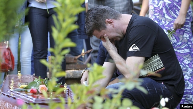 Dolor y tristeza en la comunidad de Santa María por la muerte de 231 jóvenes en una discoteca. Esta semana se realizarán varios sepelios colectivos.
