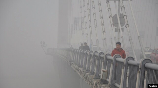 10月21日中国东北许多地区出现雾霾天气（图为吉林市）