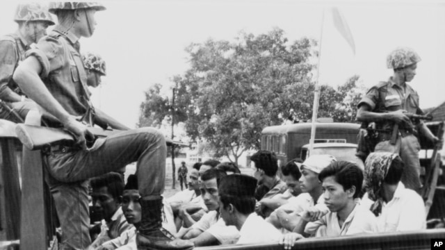 Các thành viên của cánh thanh niên của Đảng Cộng sản Indonesia được đưa đến trại giam trên một chiếc xe vận tải không mui (Ảnh lưu trữ 30/10/1965)