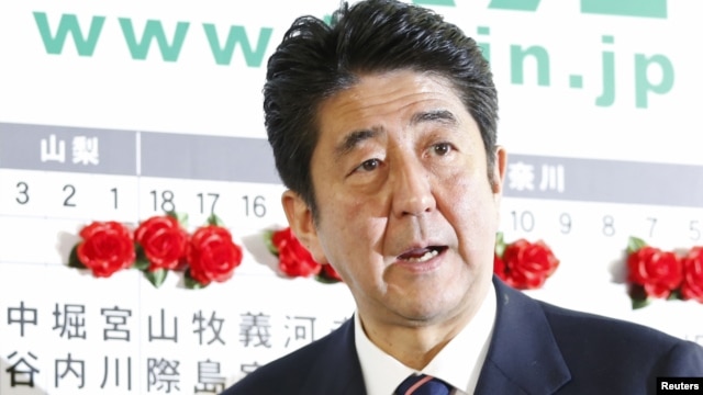 Abe anunció "medidas urgentes" de $229.500 millones dólares para intentar estimular la economía.