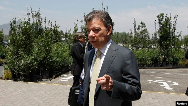 El presidente Juan Manuel Santos enfrenta un aluvión de críticas por la manera cómo avanzan las conversaciones con las FARC en La Habana.