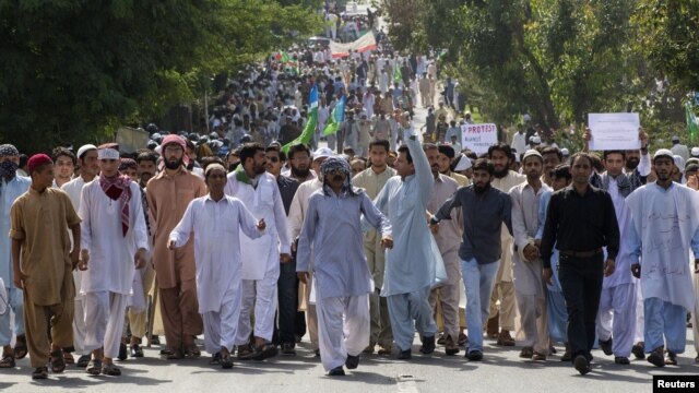  Protesters shout slogans as they march towards the U.S. Embassy during an anti-America rally in Islamabad, September 21, 2012. 