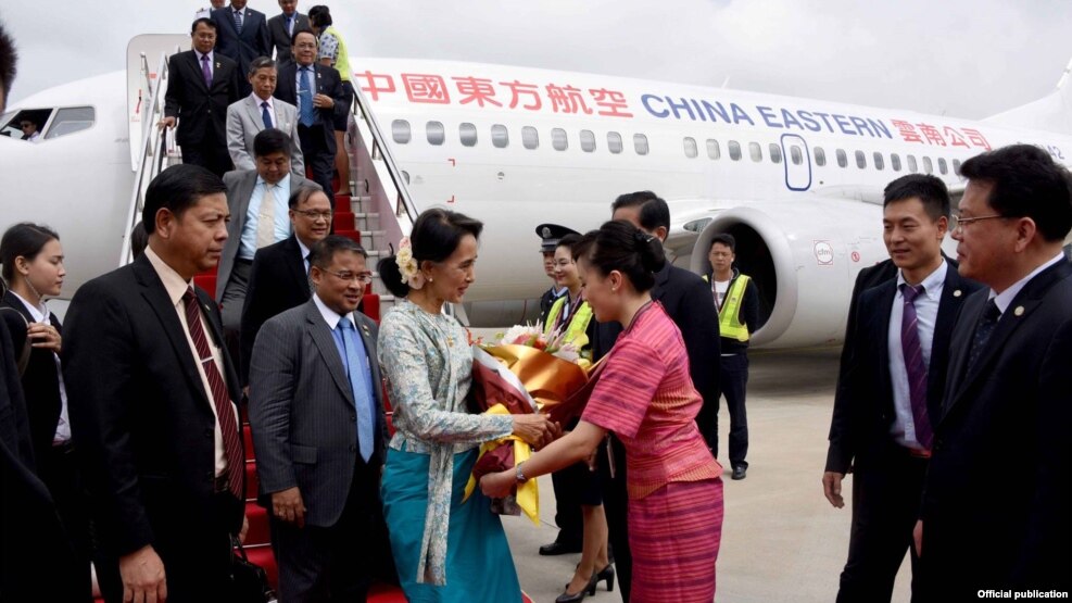 ႏိုင္ငံေတာ္၏ အတုိင္ပင္ခံပုဂၢိဳလ္ ေဒၚေအာင္ဆန္းစုၾကည္ႏွင့္ အဖြဲ႕တရုတ္ႏိုင္ငံမွ ျပန္လည္ေရာက္ရွိ (MOI)