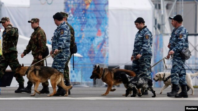 Полицейские со служебными собаками патрулируют Олимпийский парк. Сочи. Россия. 28 января 2014 г. 