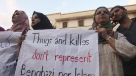 Des manifestants libyens condamnant la mort de l'ambassadeur Stevens 