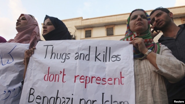 Des manifestants libyens condamnant la mort de l'ambassadeur Stevens 