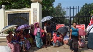 ရန္ကုန္ အင္းစိန္ေထာင္ေရွ႕မွာ ေစာင့္ဆုိင္းေနတဲ့ မိသားစု၀င္မ်ား။