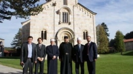 Udhëheqës të Bashkësisë Islame të Kosovës vizitojnë Manastirin e Deçanit