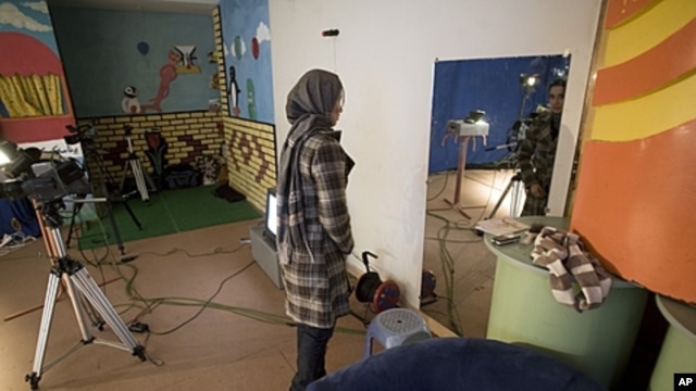 Bahar Jooya prepares herself for a live program at a private TV studio in Herat, Dec. 2009 (file photo).