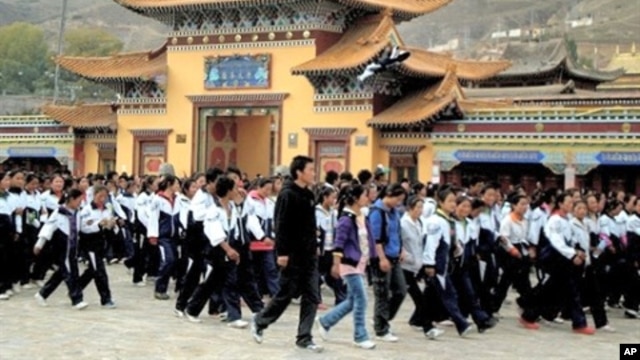 Thousands of Tibetan students stage protests in Rebkong, northwestern China's Qinghai province, 19 Oct 2010