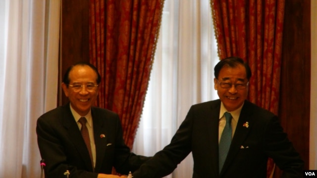 台湾东亚关系协会会长廖了以（左） 与 日本交流协会会长大桥光夫（右）签署台日渔业协议（美国之音杨晨拍摄） 