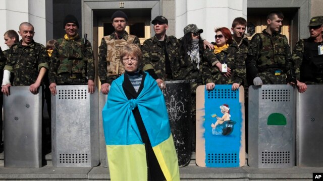 Những tình nguyện viên tự vệ xếp hàng bên ngoài Quốc hội ở Kyiv, 28/3/2014.