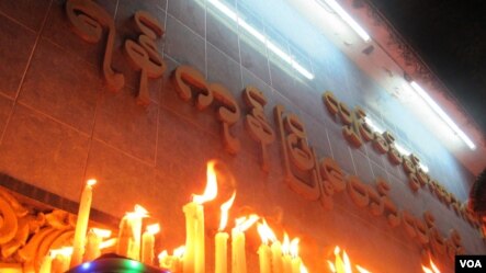 မီတာခ တိုးျမႇင့္ေကာက္ခံမႈကို ဖုေရာင္းတုိင္မီးထြန္းၿပီး ကန္႔ကြက္ေနၾကစဥ္။ (ဓာတ္ပံု/ေအာင္ရဲေမာင္ေမာင္)