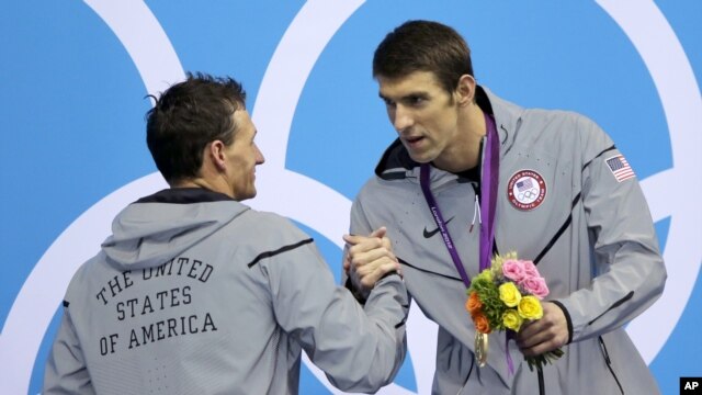 Michael Phelps suma tres oros y dos platas en Londres-2012, ocho oros en Pekín-2008 y seis oros y dos bronces en Atenas-2004.