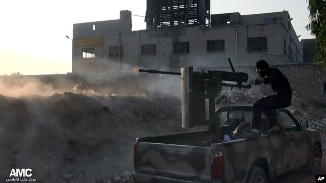 Chiến binh phe nổi dậy bắn vào quân đội chính phủ Syria ở Aleppo, Syria, 9/11/2013 (Hình: AP / Aleppo Media Center AMC)