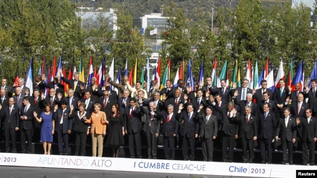 Foto panorámica de los mandatarios asistentes en Santiago de Chile a la I Cumbre CELAC-Unión Europea.