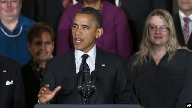 El presidente Obama gesticula mientras habla sobre la economía y el déficit en el salón Este de la Casa Blanca, este viernes 9 de noviembre de 2012.