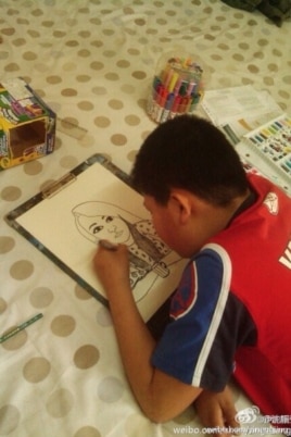 夏俊峰的儿子夏健強在做画 （伊能静微博图片）