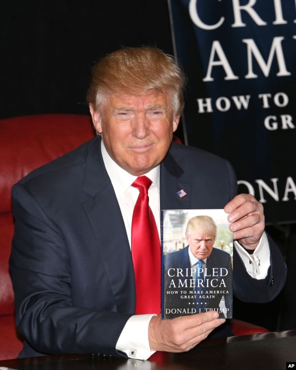 2015年11月3日，川普在簽名售書活動中。 他寫的這本書是《瘸腿美國：如何讓我們國家再次偉大》（"Crippled America: How to Make Our Country Great Again"）