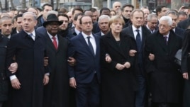 Trên 40 nhà lãnh đạo thế giáo tham gia cùng với Tổng thống Pháp Francois Hollande, nối vòng tay trong một cuộc tuần hành qua thủ đô Paris