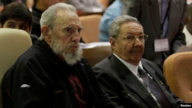 Fidel Castro acompañó a su hermano Raúl durante la ratificación del mandatario en la Asamblea Nacional. 