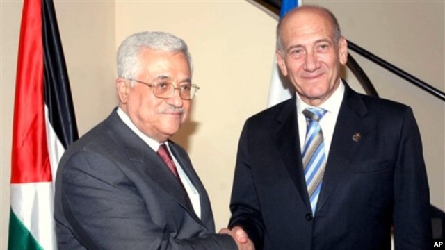 Former Israeli prime minister Ehud Olmert, right, shakes hands with Palestinian President Mahmoud Abbas, Jun 2 2008 (file photo)