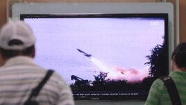 Người Hàn Quốc theo dõi truyền hình về một vụ phóng phi đạn của Bắc Triều Tiên. Đô đốc Mỹ Locklear bày tỏ quan ngại rằng cộng đồng quốc tế đang trở nên vô cảm trước mức độ thử nghiệm của Bắc Triều Tiên.