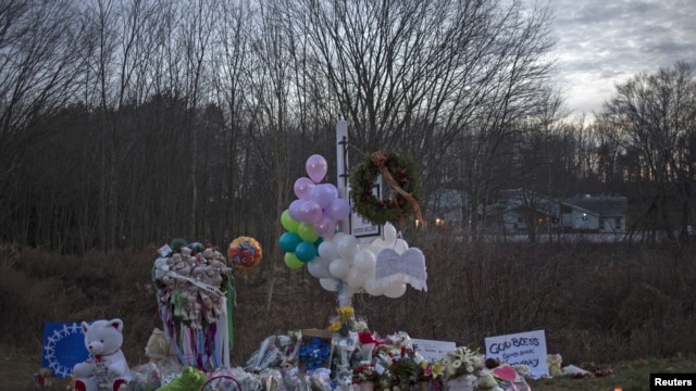 Yon "memoryal" devan Lekòl Primè Sandy Hook nan vil Newtown, Eta Connecticut, kote asasina an seri yo te rive vandredi 14 desanm 2012 la. 