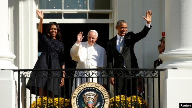 Rais wa Marekani Barack Obama, na mke wake Michelle Obama, na Papa Francis wakipungia wati waliojitokeza huko White House Washington, Sept. 23, 2015.