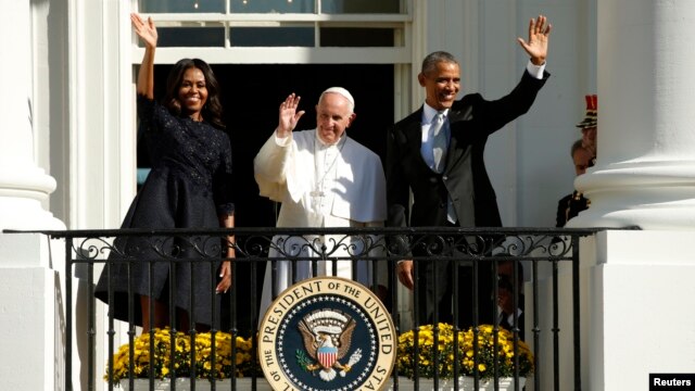 From left, U.S. first lady Michelle Obama, Pope Francis and President Barack Obama wave from a balcony during an official welcoming ceremony held at the White House in Washington, Sept. 23, 2015.