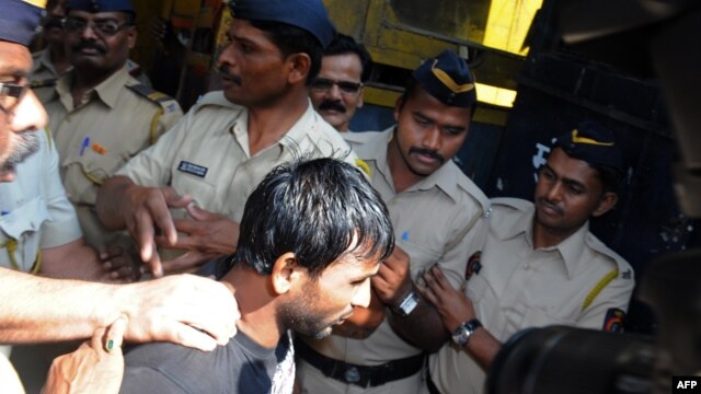 인도의 연쇄 성폭행범 시라즈 레마트 칸(가운데)이 4일 뭄바이 법원에 도착했다. 이 날 법원은 처음으로 성폭행범에 사형을 선고했다.
